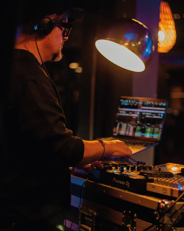 The Black Wave en Rooftop Vistandes, Hotel Nodo